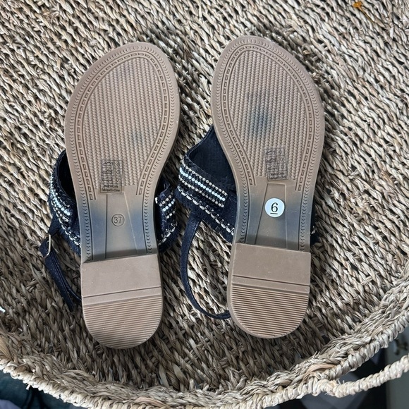 NWOT Sandals by CHARLIE PAIGE with black & white intricate beading & fringe SZ6 - Picture 5 of 7